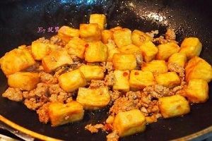 肉末燴豆腐制作全過程方法