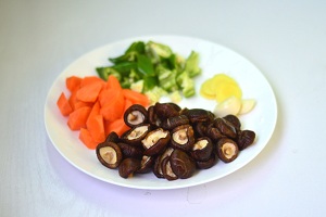 胡蘿卜香菇燉雞制作全過程方法