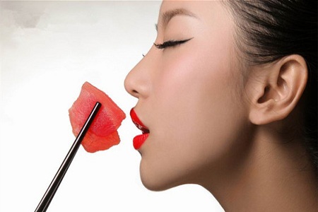 氣血虧虛,女人虛弱的罪魁禍?zhǔn)?/h1>

時間：2015-12-23 16:14:17 編輯：本站整理 288
分享至：



 c_4(); 
對于女性氣血虛弱的問題，大家知道如何做嗎？有效的補(bǔ)血很重要，女性朋友缺乏良好的補(bǔ)血方法，才會導(dǎo)致出現(xiàn)這些問題，生活習(xí)慣很重要，接下來就讓我們一起來看看如何補(bǔ)血吧。女人如果長期氣血不足，會造成免疫力低下，易忠呼吸系統(tǒng)疾病，如感冒、氣管炎、咽炎、以炎、支氣管炎、肺炎等，也易患消化系統(tǒng)疾病，如消化不良、胃炎、腸炎、胃腸炎、腹瀉等。氣血不足時，要從口常飲食入手。1、血虛血虛的女人主要表現(xiàn)為面色萎黃蒼白，唇爪淡內(nèi)，頭暈乏力，眼花心悸，失眠多夢，大便干燥，經(jīng)水愆期、量少色淡，舌質(zhì)淡、笞滑少淨(jìng)，脈細(xì)弱等。進(jìn)補(bǔ)宜采應(yīng)補(bǔ)血、養(yǎng)血、生血之法。補(bǔ)血的藥物：當(dāng)歸、阿膠、熟地黃、桑椹等。補(bǔ)血虛食物：烏雞、黑芝麻、胡桃肉、龍眼肉、雞肉、豬血、豬肝、 紅糖、赤豆等，可經(jīng)常交替選用。血虛忌食食物：荸薺、大蒜等。相應(yīng)膳食：氣血雙補(bǔ)粥、歸參燉母雞等，下面舉例介紹。氣血雙補(bǔ)粥【原料】阿膠、黃芪各20克，糯米100克，紅糖適量。【做法】阿膠敲打成小塊，黃苗洗凈，糯米洗凈；將阿膠、黃芪、糯米一同放入鍋中，加適量清水，熬煮成粥，加入紅糖調(diào)勾即成。【功效】補(bǔ)氣養(yǎng)血，補(bǔ)養(yǎng)肝臟。特別適合氣血兩虧、肝功能差、貧血的女性食用。歸參燉母雞【原料】當(dāng)歸、黨參各15克，母雞1只（約1500克）蔥、生姜、料酒、精鹽各適量。【做法】將母雞宰殺后，去毛和內(nèi)臟，洗凈，將當(dāng)歸、黨參放入雞腹內(nèi)，再將雞放進(jìn)砂鍋，加入蔥、生姜、料酒、精鹽、清水各適量，再將砂鍋置大火上燒沸，改用小火煨燉，直到雞肉爛即成。【功效】補(bǔ)血壯體。適用子肝脾血虛之慢性肝炎和各種貧血。2、氣虛氣虛的女人主要表現(xiàn)為少氣懶言，全身疲倦乏力，聲音低沉，動則氣短，易出汗，頭暈心俘，面色萎黃，食欲不振，虛熱，內(nèi)汗，脫肛，子宮下垂，舌淡而胖，舌邊有齒痕，脈弱等，為臟器功能減返，不一定有病，氣虛者需補(bǔ)氣。補(bǔ)氣的藥物：人參、黃芪、黨參等。補(bǔ)氣虛食物：牛肉、雞肉、豬肉、糯米、大豆、白扁豆、大棗、鯽魚、鯉魚、鵪鶉、黃鱔、蝦、蘑菇等，可經(jīng)常交替選用。氣虛忌食食物：山楂、佛手柑、檳榔、大蒜、苤藍(lán)、蘿卜纓、香菜、憲菁（大頭菜）、胡椒、蓽茇、紫蘇葉、薄荷、荷葉、煙酒、蘿卜等。相應(yīng)膳食：山藥大棗粥、蓮子豬肚湯等，下面舉例介紹。山藥大棗粥【原料】山藥（干）30克，大棗（干）3~5枚，粳米120克，冰糖適量.【做法】將山藥、大率、粳米分別洗凈，同入鍋中，加適量清水，大火煮沸后，轉(zhuǎn)小火熬至粥黏稠，加入冰糖，待溶化后調(diào)勻即成。【功效】補(bǔ)中益氣，益肺固精，強(qiáng)筋壯骨，生肌補(bǔ)血。對氣虛體質(zhì) 有一定的調(diào)養(yǎng)作用。蓮子豬肚湯【原料】豬肚250克，蓮子奶克’姜片、精鹽、料酒、味精各適量。【做法】豬肚用鹽搓洗凈，切成片；蓮子泡軟，去心；鍋中加水，置于大火上，放入豬肚、蓮子、姜片、料酒煮沸，轉(zhuǎn)小火慢燭1小時，撇去浮沫，加精鹽、味精調(diào)味即成。【功效】益氣健脾，補(bǔ)虛養(yǎng)胃。特別適合大病初愈術(shù)后、元氣不足等氣虛體質(zhì)者食用。 

 b_4(); 


憤怒會傷害女性健康,應(yīng)避免經(jīng)常生氣
脾胃虛弱花樣女人老得快要注意保養(yǎng)

網(wǎng)站首頁
返回欄目


相關(guān)文章

1憤怒會傷害女性健康,應(yīng)避免經(jīng)常生氣浏览:3468 2女性生活健康需要從細(xì)節(jié)開始保養(yǎng)浏览:1万+ 1影響女性健康的布料要注意 2女性要健康身材需從服裝開始保養(yǎng)起 3更年期如何調(diào)理?讓女性健康永久 4生殖保養(yǎng),讓女性告別疾病多種困擾 5合理安排飲食 讓女性健康美麗雙豐收 6保養(yǎng)身體 讓女人保持生命健康活力 


熱門文章


16歲女生乳房發(fā)育圖片？16歲女生還能長高么？16歲女生的標(biāo)準(zhǔn)胸圍是多少？16歲女孩的胸有多大圖片 

喜歡感冒是怎么回事 喜歡感冒怎么調(diào)理18歲女孩乳房什么樣子？18歲女孩乳暈有多大？d罩杯摸著什么感覺?d罩杯的手感圖12歲女孩被男孩襲胸怎么辦？12歲女生胸部發(fā)育正常嗎圖片什么是健康綠碼 如何獲取綠碼b罩杯摸著什么感覺?b罩杯摸起來怎么樣?c罩杯摸著感覺像什么?c罩杯摸著爽嗎?70b胸圍是多少?70b是32還是34?18歲女生胸部多大正常？18歲女生胸圍正常范圍直男癌是什么意思？直男癌有哪些特征表現(xiàn)15歲女生胸圍多少正常？胸太大怎么辦？高中女生的胸有多大？高中女孩的標(biāo)準(zhǔn)胸圍是多少？ 


5H跟帖 
















網(wǎng)友評論僅供其表達(dá)個人看法，并不表明5h立場。





		var mydate = new Date();
		var year = mydate.getFullYear();
		var month = mydate.getMonth();
		var day = mydate.getDate()
		var nowdate = year+"-"+month+"-"+day
		
		$("#imageField").click(function(){
			var commentcont = $(".comment-text").val();
			if($(".comment-text").val()==""){
				alert("您沒什么話要說嗎？");
			}else{
				var data = {
					nomember:1,
					saytext:commentcont,
					id : $("#id").attr("value"),
					ecmsfrom : $("#ecmsfrom").attr("value"),
					classid : $("#classid").attr("value"),
					enews : $("#enews").attr("value"),
					repid : $("#repid").attr("value")
				};				
				$.ajax({
					type: "POST",
					url: "/e/pl/doaction.php",
					data: data,
					dataType:'text',
					success: function(msg){
						$(".comment-text").val("");
						$(".comment-body").prepend('<li><div   id="rixuovx"   class="combd-title"><span id="ll0hfd1"    class="title">本站網(wǎng)友:匿名</span><span id="ys6h7ah"    class="time">'+nowdate+'</span></div><p class="combd-bd">'+commentcont+'</p></li>')
					}
				});
			}	
		})	
	
 
