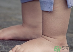 寶寶學(xué)走路時用學(xué)步車好嗎.png