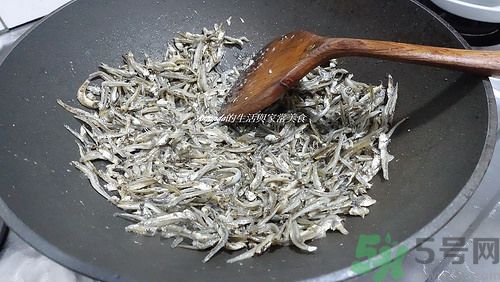 小魚干怎么炒好吃？蜜汁小魚干的做法