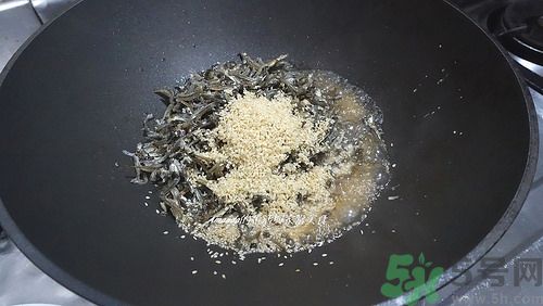 小魚干怎么炒好吃？蜜汁小魚干的做法