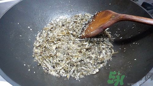 小魚干怎么炒好吃？蜜汁小魚干的做法