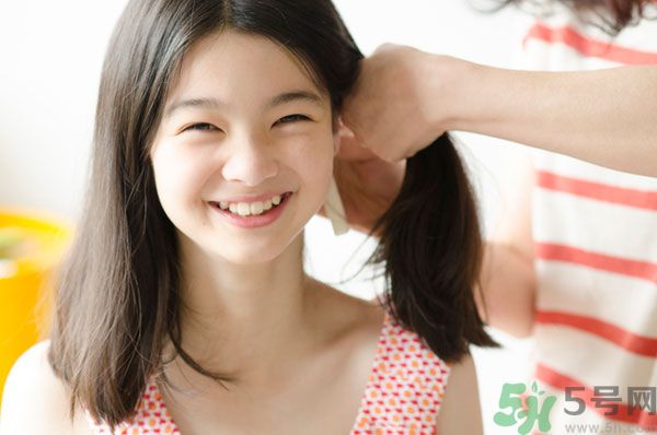 先用護(hù)發(fā)素還是先用洗發(fā)水？洗發(fā)水護(hù)發(fā)素的使用順序？