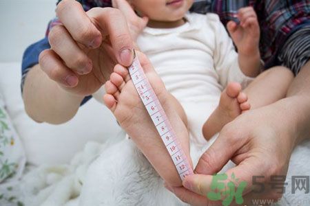 寶寶第一雙鞋有啥講究？寶寶學(xué)步鞋怎么選