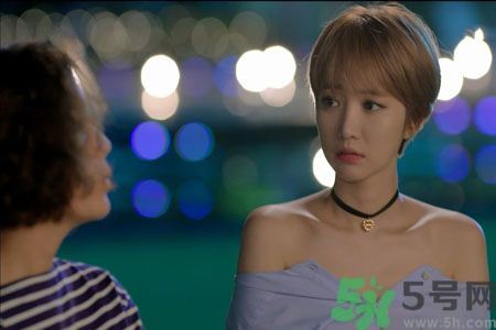 穿露肩服裝好搭配嗎？露肩衣服怎么搭配性感？