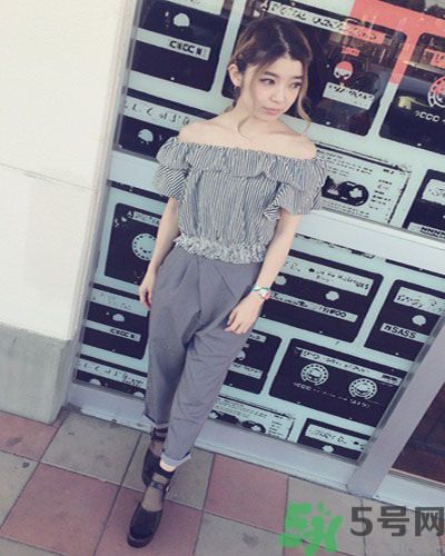 穿露肩服裝好搭配嗎？露肩衣服怎么搭配性感？