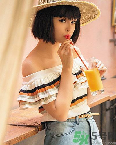 穿露肩服裝好搭配嗎？露肩衣服怎么搭配性感？