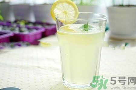 檸檬水怎么喝減肥？檸檬片用多少度的水泡最好？