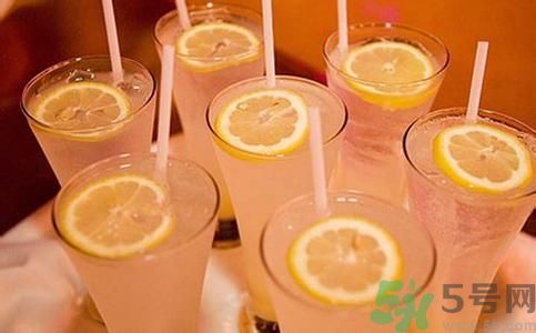 檸檬水怎么喝減肥？檸檬片用多少度的水泡最好？