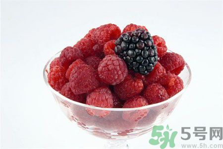 長(zhǎng)痘痘肌膚干燥怎么辦？肌膚干燥吃什么食物好？