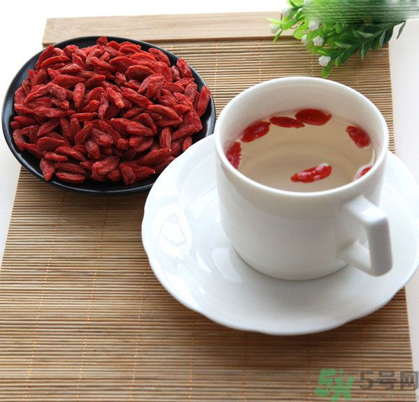 枸杞泡水有什么害處？枸杞泡水喝有什么好處？