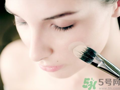 用什么粉餅美白效果好？粉餅與粉底液的區(qū)別？