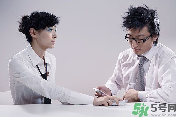 耳垂上有豎紋是怎么回事？山根有橫紋是什么??？