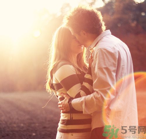 男人劈腿的表現(xiàn)有哪些？怎么判斷一個(gè)男人是否劈腿？