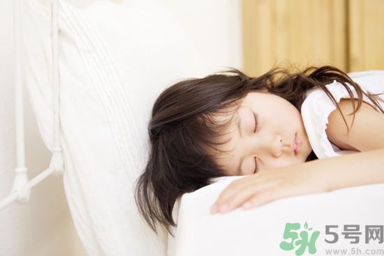 19歲女睡神走哪睡哪竟是??？什么是發(fā)作性睡??？