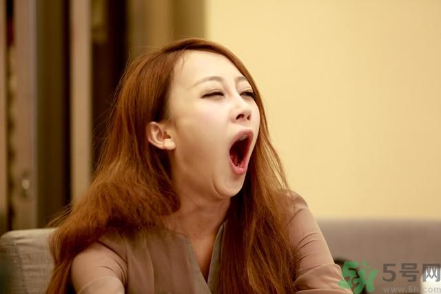 19歲女睡神走哪睡哪竟是??？什么是發(fā)作性睡??？