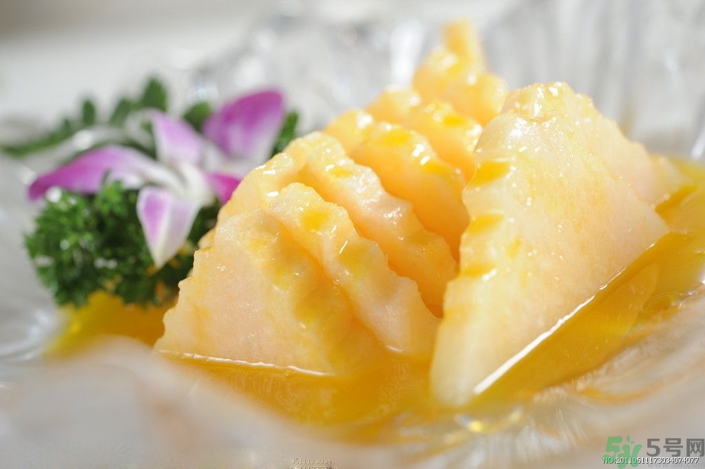 菠蘿發(fā)黑能吃嗎？菠蘿為什么要用鹽水泡？