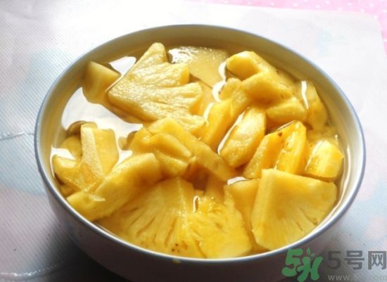 菠蘿發(fā)黑能吃嗎？菠蘿為什么要用鹽水泡？