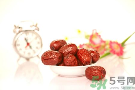 紅棗不能和什么一起吃？紅棗泡水喝會(huì)上火嗎？