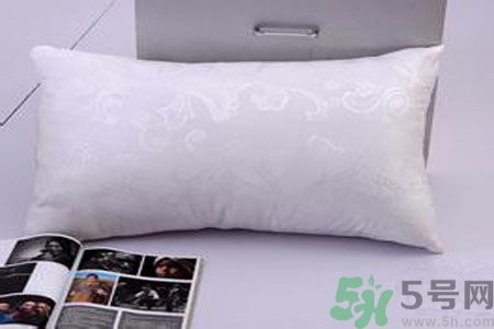 枕頭高好還是低好？睡覺(jué)不枕枕頭好不好？