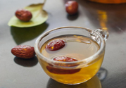 紅棗不能和什么一起吃？紅棗泡水喝會(huì)上火嗎？