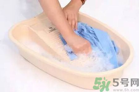 草莓汁弄到衣服上了怎么洗？怎么洗掉草莓汁？