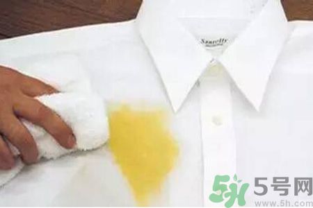 草莓汁弄到衣服上了怎么洗？怎么洗掉草莓汁？