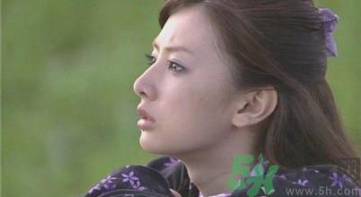 ?17歲女生有喉結(jié)正常嗎？17歲女生喉結(jié)突出怎么辦？