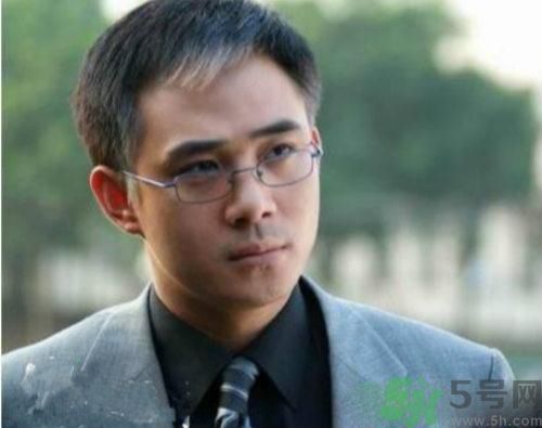 年輕人長白頭發(fā)怎么辦？年輕人長白頭發(fā)是什么原因？