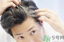 年輕人長白頭發(fā)怎么辦？年輕人長白頭發(fā)是什么原因？