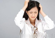 年輕人長(zhǎng)白頭發(fā)怎么辦？年輕人長(zhǎng)白頭發(fā)是什么原因？