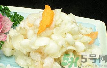 孕婦能吃百合,百合雖能補氣，亦傷肺氣，不宜多服。 另百合風(fēng)寒咳嗽、虛寒出血、脾胃不佳者忌食 百合味甘，性微寒。歸心、肺經(jīng)。 百合鮮品含黏液質(zhì)，具有潤燥清熱作用，中醫(yī)用之治療肺燥或肺熱咳嗽等癥常能奏效。 功能主治 　　養(yǎng)陰潤肺，清心安神。用于陰虛久咳，痰中帶血，虛煩驚悸，失眠多夢，精神恍惚。 　　具有養(yǎng)陰潤肺止咳功效，用于肺陰虛的燥熱咳嗽，痰中帶血，如百花膏。治肺虛久咳，勞嗽咯血，如百合固金湯。 　　具有清心安神功效，用于熱病余熱未清，虛煩驚悸，失眠多夢等。藥用時煎服，10～30g。清心宜生用，潤肺蜜炙用。 養(yǎng)陰清熱，滋補精血。 孕婦吃百合有什么好處 百合的營養(yǎng)非常豐富，孕期吃點百合對胎兒有很大的幫助，百合別名蒜腦薯，其根如大蒜，味如山薯，既是甜美的食品，也是有益的藥物。孕婦吃百合能補充維生素B1、B2、鈣、磷、鉀等營養(yǎng)成分。百合性平味甘，還能補中益氣，養(yǎng)陰潤肺，止咳平喘，利大小便。 1、潤肺止咳、清心安神，可用于肺癆咯血、肺虛久咳、虛煩驚悸、失眠及熱病后余熱未清、心煩口渴等癥。 2、美容功效，百合富含鉀，有利于加強肌肉興奮度，促使代謝功能協(xié)調(diào)，使皮膚富有彈性，減少皺紋。尤其適宜工作壓力大的人群。對面部扁平疣、痤瘡、雀斑、皮膚干燥等總是都有一定療效。常食可使肌膚潤澤，皮膚白嫩，減少皺紋，延緩衰老。 3、百合還含有一種水解秋水仙堿，有滋養(yǎng)安神作用。 4、百合是一味滋補妙晶，補益而兼清潤，最適宜于內(nèi)有虛火之虛弱癥者。 5、能保護血管、降低血漿膽固醇，有效預(yù)防高血壓，降低血糖。 6、食用百合能增進大腸功能，促進排便通暢。 7、百合含有的多種生物堿還能抑制癌細胞繁殖，有抗癌作用。 孕婦吃百合的注意事項 百合富含蛋白質(zhì)、糖、磷、鐵以及多種微量元素，孕婦吃百合不僅能補充身體所需的能量微量元素，還可以開胃、安神，有助于增強體質(zhì)的作用。但這并不意味百合對孕婦都是安全的，孕婦在食用的時候也有需要注意的地方哦。 1、風(fēng)寒咳嗽、虛寒出血、脾胃不佳者忌食百合 從對鼠類、犬類的實驗中發(fā)現(xiàn)長時間大劑量食用會導(dǎo)致肺、腎的損壞及對白細胞、野生百合全株血小板的影響，即使是食用百合也有一定毒性，建議使用前向醫(yī)師咨詢。直接接觸生的球莖可能會引起皮膚瘙癢，吞噬生的球莖可能會引起嘔吐、拉肚子等癥狀。 2、對百合過敏的人不宜吃百合 百合有可能成為過敏原的，如果是對百合過敏的話，食用百合就可能造成皮膚紅腫、經(jīng)常性腹瀉、消化不良、頭痛、咽喉疼痛、哮喘等過敏癥狀了，所以此類人群也要避免食用百合。 3、不宜多吃 百合作為一種保健食品同時也是一種良好的藥材。是藥三分毒，長期食用對身體會有較大的傷害，如產(chǎn)生對此藥物的依賴性。所以孕婦不宜多吃。 4、選擇新鮮優(yōu)質(zhì)的百合 新鮮的食材做出的菜肴風(fēng)味好，營養(yǎng)價值高，所以很多人都喜歡吃。購買新鮮的百合時應(yīng)挑選個大的、顏色白、瓣勻、肉質(zhì)厚、底部凹處泥土少的。如果百合顏色發(fā)黃、凹處泥土濕潤，可能已經(jīng)爛心，此時就不宜食用了。如果是購買干百合的話，則是已干燥、無雜質(zhì)、肉厚且晶瑩剔透為佳。 5、不宜直接碰觸新鮮百合 百合具有一定毒性，直接接觸生的球莖可能會引起皮膚瘙癢，吞噬生的球莖可能會引起嘔吐、拉肚子等癥狀。 6、烹調(diào)方式健康 孕期飲食不宜過重口味，孕婦吃百合的時候應(yīng)盡量避免高油高溫過久的方式，以免上火、消化不良不舒服。