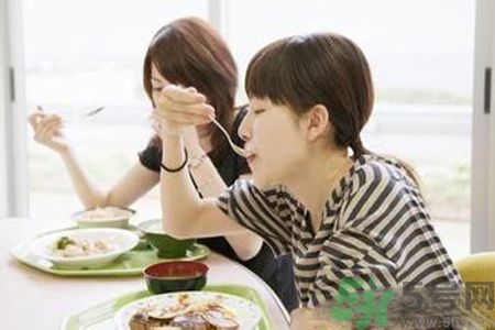 胃潰瘍吃什么食物好？調(diào)理胃潰瘍的方法有哪些？