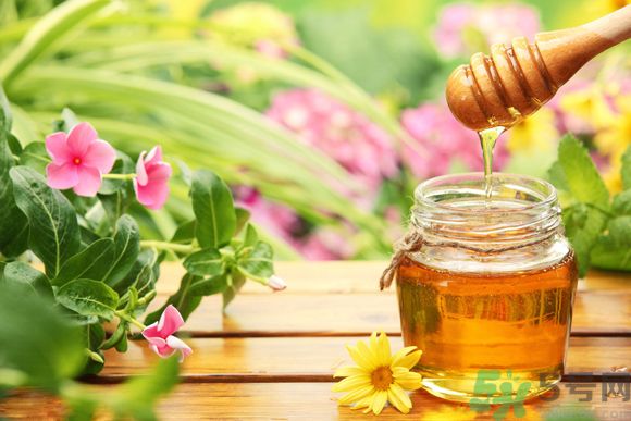 胃潰瘍可以喝蜂蜜嗎？服用蜂蜜要注意什么？