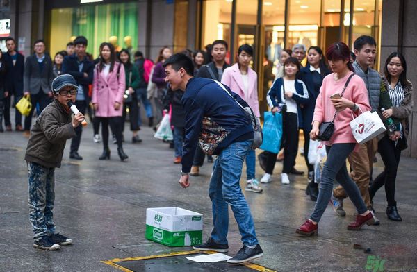 9歲賣唱男孩撐起一個(gè)家 父母怎樣教育孩子？