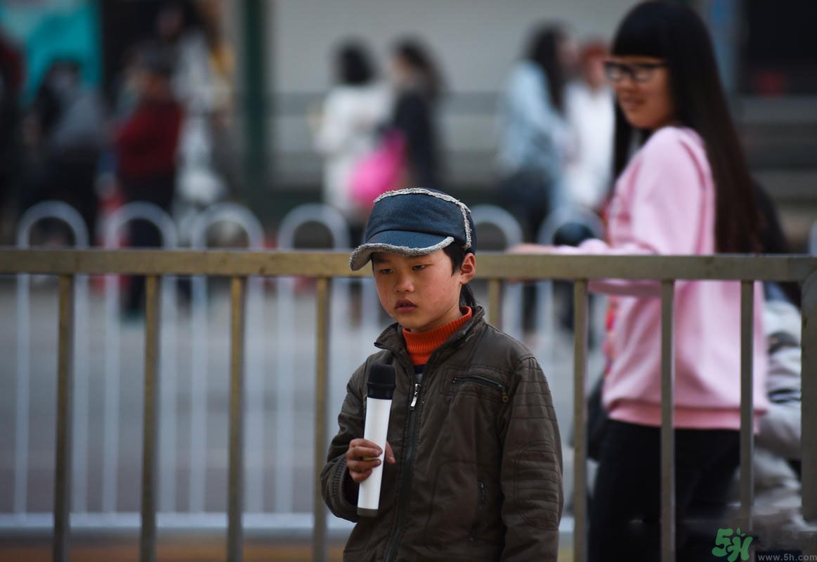 9歲賣唱男孩撐起一個(gè)家 父母怎樣教育孩子？