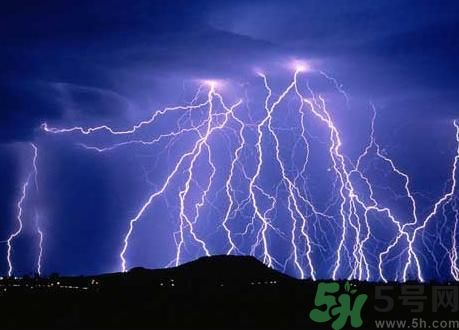 一家人掃墓遭雷擊是怎么回事？出行怎樣避雷？