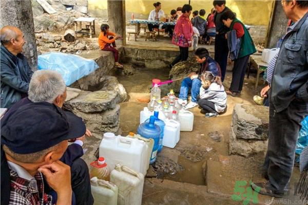 市民翻山排隊(duì)取靈水是怎么回事？靈水在哪里？