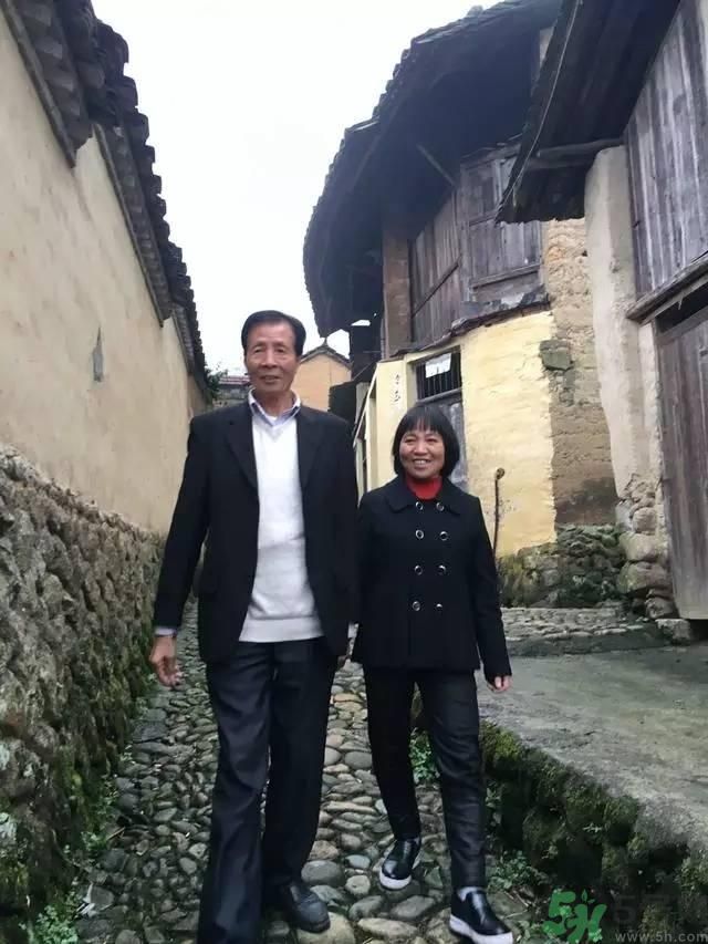 浙江富翁棄億萬資產(chǎn)與農(nóng)婦結(jié)婚  怎樣追求真愛才好？