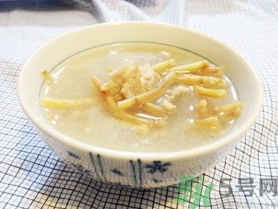 魚(yú)腥草可以和雪梨冰糖煮水喝嗎？魚(yú)腥草雪梨煲有什么好？