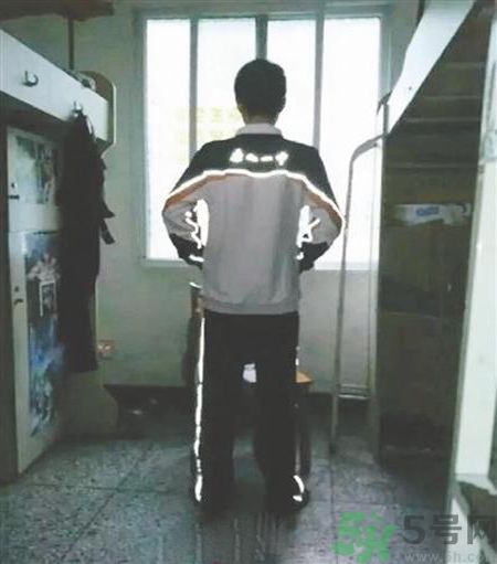 校服帶反光標(biāo)志防早戀是怎么回事？校服為什么要帶反光標(biāo)志？