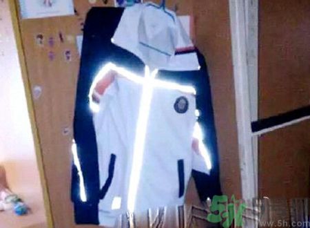 校服帶反光標(biāo)志防早戀是怎么回事？校服為什么要帶反光標(biāo)志？