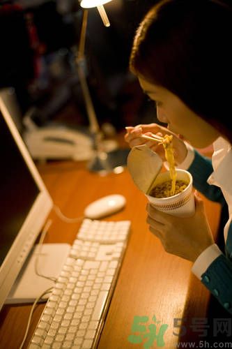 晚上12點吃東西好嗎？晚上12點吃東西會胖嗎？
