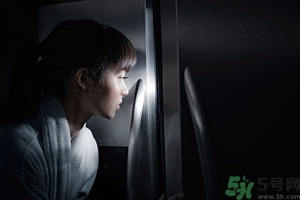 晚上12點吃東西好嗎？晚上12點吃東西會胖嗎？