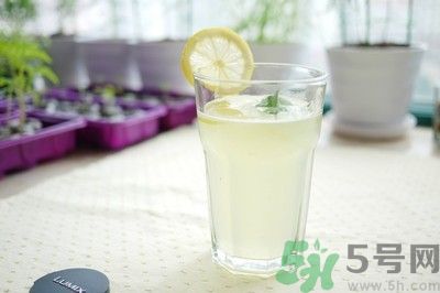 每天喝檸檬水能美白嗎？每天喝檸檬水好不好？