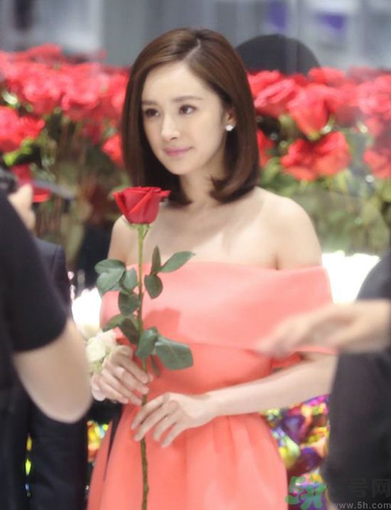 一字肩衣服適合什么人？一字肩衣服怎么穿？