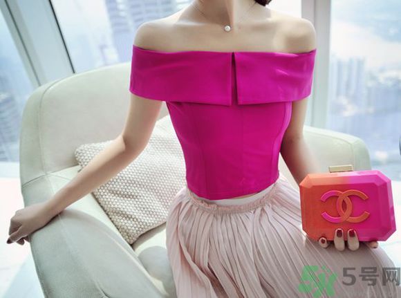 一字肩衣服適合什么人？一字肩衣服怎么穿？