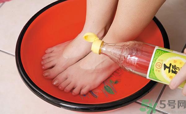 用醋泡腳能治腳臭嗎？泡腳放醋能除腳臭嗎？