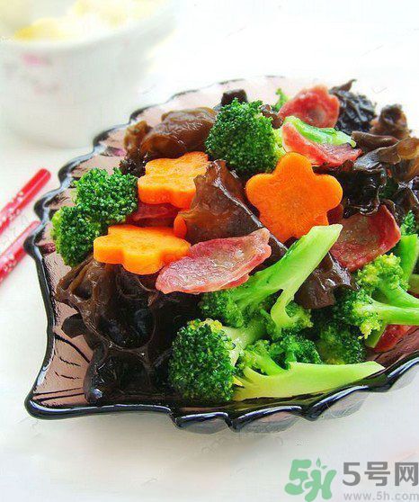 西藍(lán)花炒臘腸怎么做？西藍(lán)花炒臘腸好吃嗎？